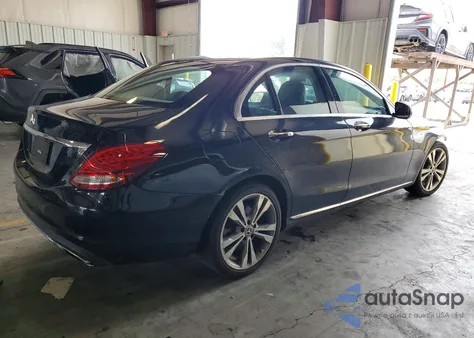 2017 Mercedes-Benz C 300 z USA, uszkodzony, nr VIN 55SWF4JB5HU211254